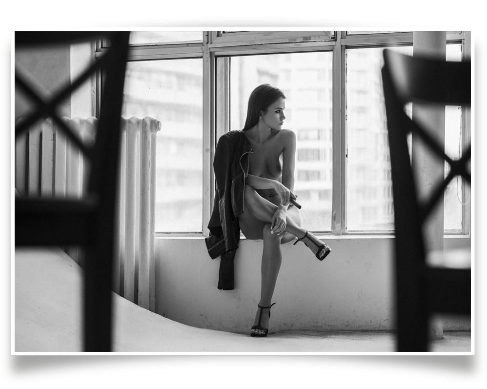 Sacha Leyendecker-Smoking Break-II-PRINT ONLY-42x60 cm-limited editions-Monochrome Hub-Gallery for Fine Art Photography