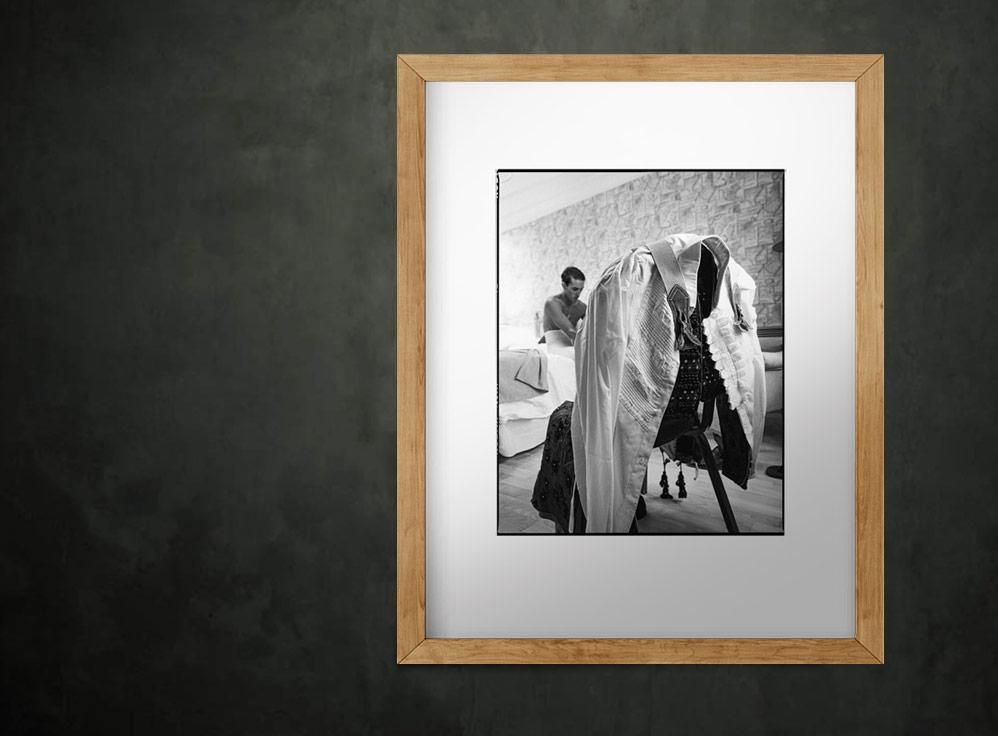 Ivailo Stanev-Álvarez-EL RITUAL DE VESTIRSE-VALENCIA-II-60x80 cm-limited editions-Monochrome Hub-Gallery for Fine Art Photography